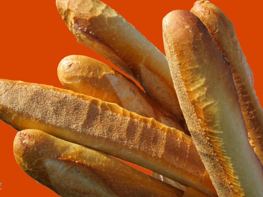 Des baguettes de pain sur un fond rouge